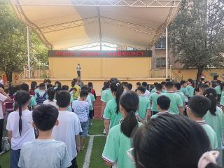 莒南县第八小学举行“铭记历史，致敬英雄——争做新时代好少年”主题升旗仪式