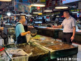 果然财经丨开海后梭子蟹价格下降！市民争尝青岛秋季第一道“鲜”