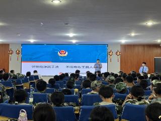 平安产险安阳中心支公司联合安阳市交警队走进安阳县高级中学 为军训新生送上反诈与交通安全“双保险”