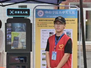 共享无人机亮相这所大学迎新现场！扫码3秒可借！