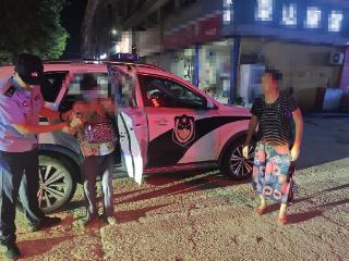 暖心夜寻！七旬老人迷路，民警护送回家