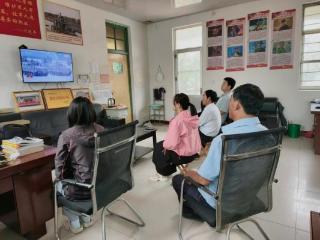 济南市莱芜区寨里镇韩王许村组织村“两委”成员观看纪念中国人民抗日战争暨世界反法西斯战争胜利80周年大会直播