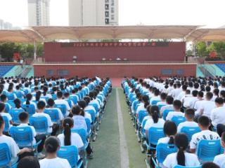 泰安市泰山学院附属中学弘信学校2025年秋季学期开学典礼暨“思政第一课”圆满举行