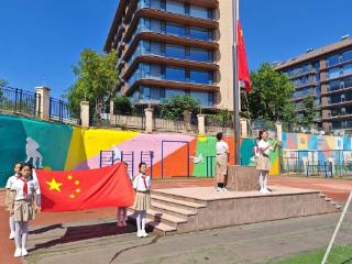 铭记不朽功勋 绽放时代新蕾 济南高新区凤凰路小学（西校区）举办开学典礼