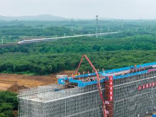 合武高铁引入合肥枢纽项目首联连续梁首段浇筑完成