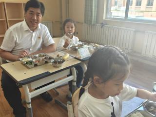 金秋送爽启新程 暖心餐食伴同行 记凤凰路小学2025年秋季“开学第一餐”