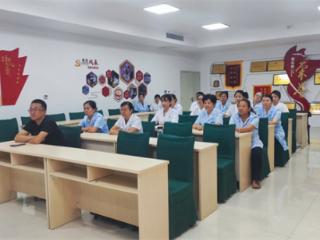 滨州市滨城区市西街道社区卫生服务中心工作人员观看阅兵式