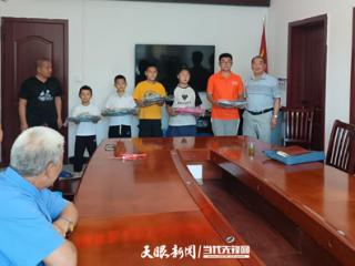 桐梓县新站镇退休干部党支部开展“情暖童心 关爱留守”慰问活动