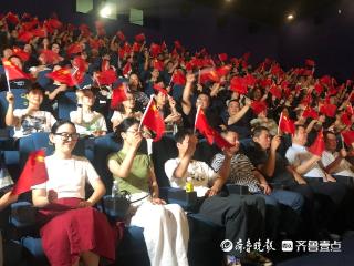 如同身临其境，心潮澎湃！近400名烟台市民影院看九三阅兵直播