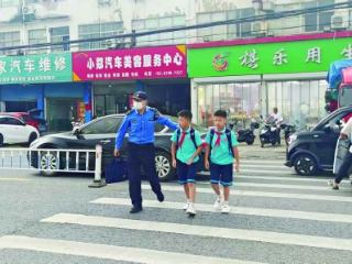 雨花台区城管板桥中队设立“护学岗”，每天早晚值守