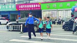 雨花台区城管板桥中队设立“护学岗”，每天早晚值守