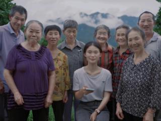 拼多多“千亿扶持”惠及坡坎人家，返乡女孩李春花带山村老人学网购