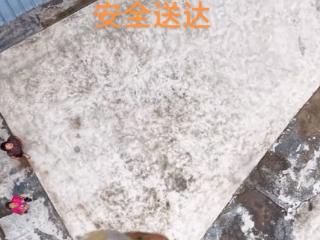 男子用无人机给95岁的外婆送坨子肉
