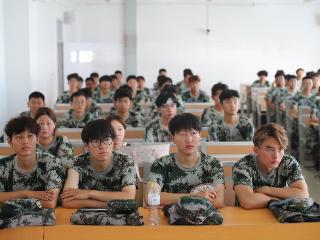 为伟大胜利喝彩！威海海洋职业学院师生集中观看阅兵盛况