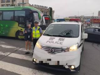 女子被同伴误留高速服务区 交警暖心护送助其归队