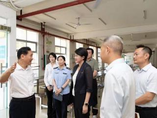海南陵水县长罗桦调研2025年秋季学期开学工作情况