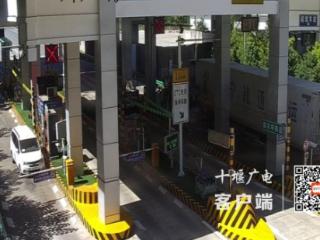 高速途中车胎破损 收费员秒变“修理工”