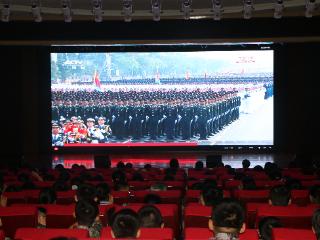 观九三阅兵 燃爱国豪情——东营市东营区第一中学组织师生观看阅兵式