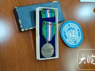 我国第一支“蓝盔部队”队员向安徽革命军事馆捐赠荣誉勋章