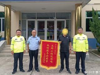 货车加完油未结算驶离，多亏暖心交警协助，他上门送锦旗致谢