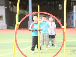 光谷四小学子亮相区“开学第一课”无人机展示活动
