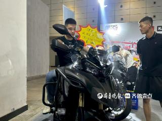 2025齐鲁秋季车展：摩托车展区成焦点，年轻群体驻足体验