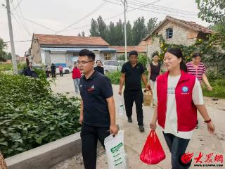 沂水县审计局第一书记联合爱心企业开展困难群众走访慰问活动