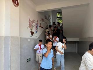 上饶市广信区黄沙岭小学开展消防应急演练活动