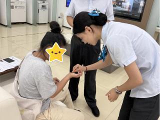 农行大厅的暖心一幕：诠释服务的温度