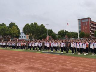 临沂第六中学启阳校区2025级军训汇演圆满落幕