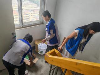 南苑街道水景园社区开展楼道清理专项行动
