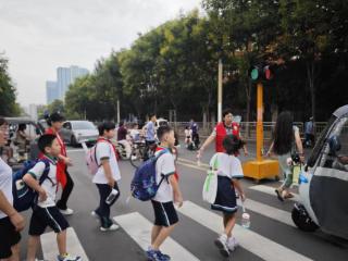 李营街道薛口社区开展“站好护学岗，温暖上学路”志愿服务活动