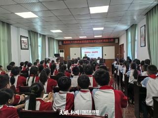 思南县“五老”宣讲团深入校园开启秋季学期“崇德明法”第一课