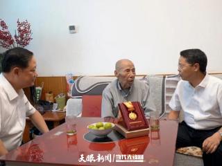 马骁走访慰问抗战时期参加革命工作的老同志