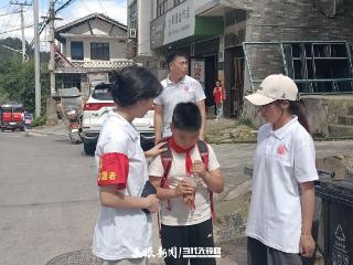 修文县小箐镇关工委开展未成年人防范电信诈骗宣传活动