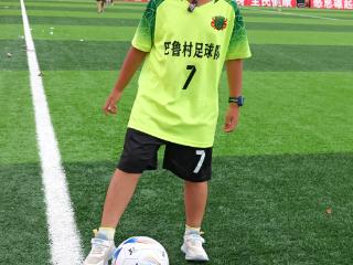 认领榕江一平米球场｜韦蓝骏：那抹清淤的绿色身影，在村超球场重新闪亮起来