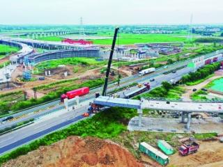 宁盐高速公路南京段首片钢箱梁架设完成