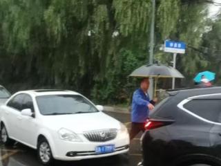 雨中疏导交通 保障公交运营