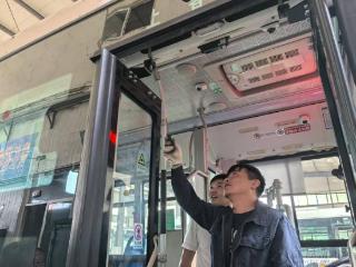 秋季公交保养正当时“公交医生”为出行护航
