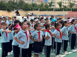 钦小学子队列训练展英姿，爱国主义教育植心间