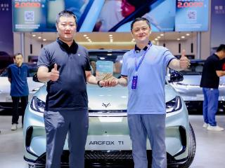 2025齐鲁秋季车展最佳上市新车：极狐T1