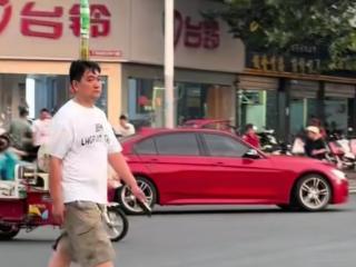六安“茶杯哥”头顶茶杯和饮料瓶徒步引发关注：已尝试开直播表演“才艺”