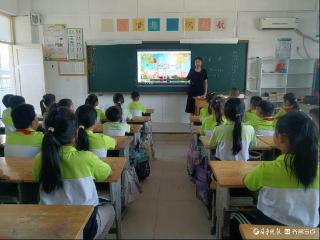 东昌府区嘉明实验小学开展“开学安全第一课”主题班会
