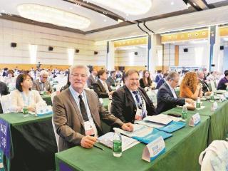 2025“鼓浪屿论坛·世界商业领袖共话全球投资”活动举行