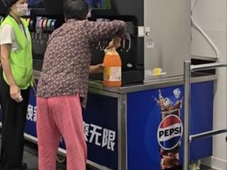 山姆店有大妈自带大桶饮料瓶“续杯”饮料 涉事门店：确有类似情况，会劝阻