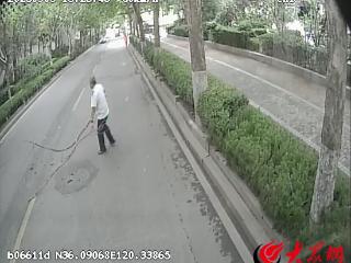 公交司机停车清障暖人心，小小善举守护道路通畅