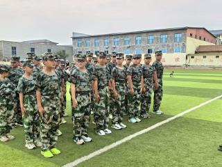 莒南县涝坡中学举行2025级新生﻿国防教育暨军训汇报表演