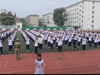 山东省淄博市第十中学举行军训汇演