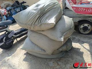 牡丹区环卫工人拾金不昧 婉拒礼品获赠锦旗