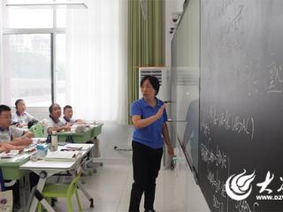三尺讲台绽芳华：一位数学教师的二十八年初心坚守